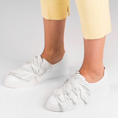 Flat shoes white